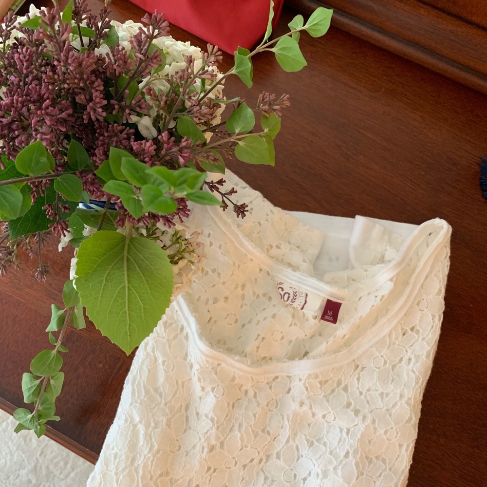 SHORT-SLEEVED FLOWER CUT OUT TEE